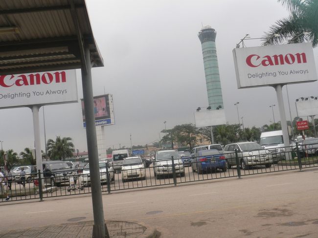 東南アジアの空港と言えば　うるさい客引きと決まってますが　なぜかしら<br />しらっとした雰囲気。<br />この左側に灰皿があり　右側に歩いてタクシー乗り場を過ぎると　市内ベトナム航空オフィス前行きのミニバス乗り場があります。ワゴン車で座席は狭いですが　一人４万ドンでした。４０分位で　なんと13人乗り。しっかり確認して下さいねやばい偽バスもあるとのこと<br />ハノイ空港から市内までの乗り物でのトラブルは　旅行中にも聞きました。