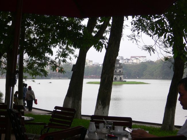 市内に到着後　タクシーの客引きが寄ってきますが「by walking」とか<br />言うとしつこくは　されなかったです。<br />事前に地図で大体確認しておいたので　徒歩で5分位のホアンキエム湖に向かいます。すぐ分かりました<br />