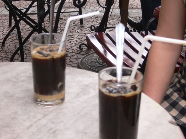 湖畔のカフェを見つけ　アイスコーヒーで一服。<br />ホーチミンと違ってそんなに甘くなくて　嬉しかった。<br />ここのコーヒーは旅行中一番の高さで5万ドン<br />初めての街に着いたら　焦らずひと息入れましょう