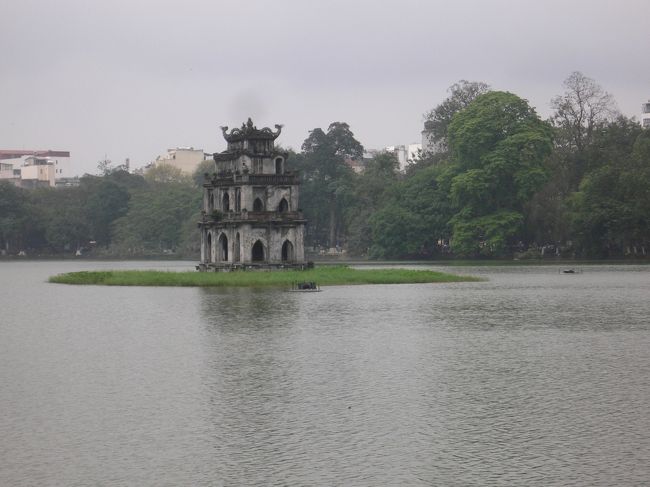でもこんーな景色なのでコーヒーも高いのね<br />中央に亀の塔<br />湖を右に見ながら歩き出します