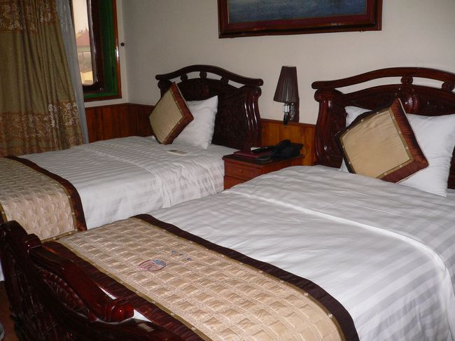 水上人形劇場から徒歩で１０分位が少し迷い尚且つ旧市街の混雑と<br />荷物も重かったせいで（ダンナが背負ってますけど）２０分掛かりました。<br />マーマイ通りの　ハノイスタイルホテルです。<br />べトナムのホテルは予約してもトラブルが頻発するので　その時日本語で<br />やり取りできるように　じゃらんで予約しました。