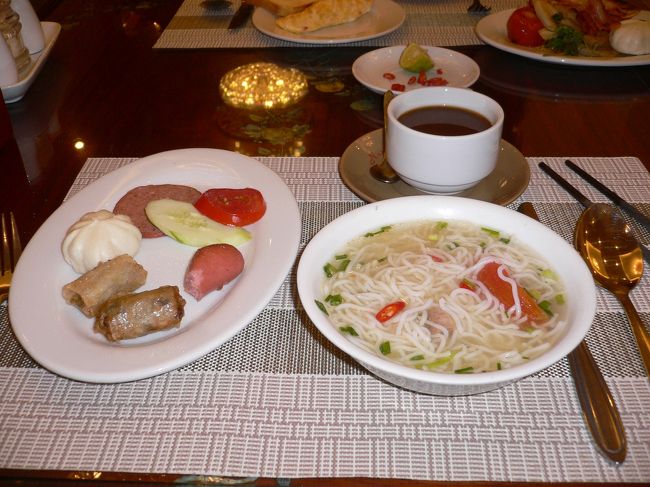 暑い寝不足疲れ年齢の相乗効果で小学生が寝るような時間にバタンキューの<br />前夜が明け　朝食です。<br />ダンナはフォーを食べパンも食べてました