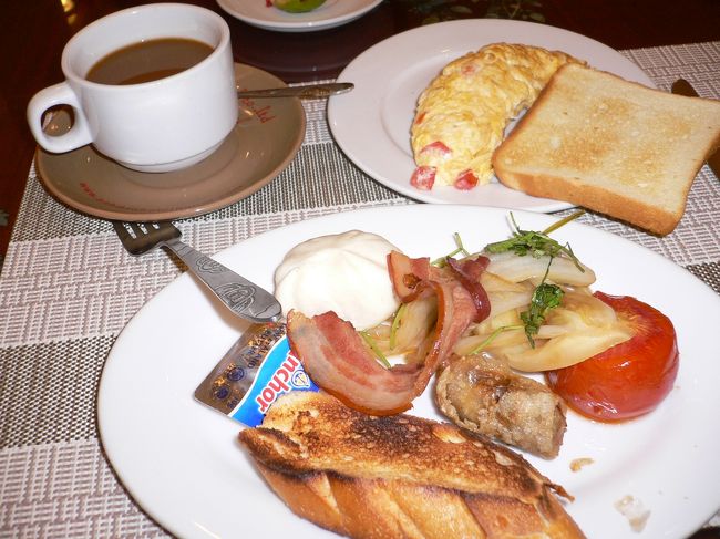 人のことは言えません<br />パンの他私の大好きな万頭があったので　朝から沢山食べました