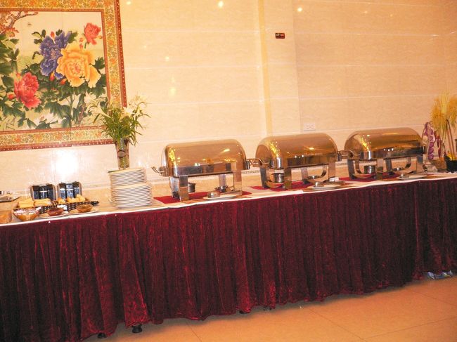 ビュッフェの他　卵料理とフォーを注文出来ます<br />ホテルの人は　皆ちょっと距離を置いて見守ってて<br />ウチには合ってる感じ　ミニホテルにありがちなツアーの<br />押し売りも無しです