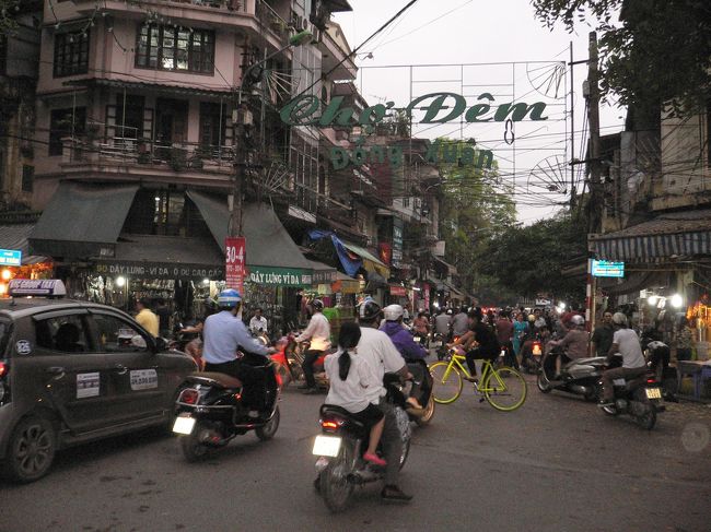 ホテルの前は広くないのにバイクや車がクラクションを鳴らして<br />走る道路で　普通には歩けないです　旧市街は皆そうでした