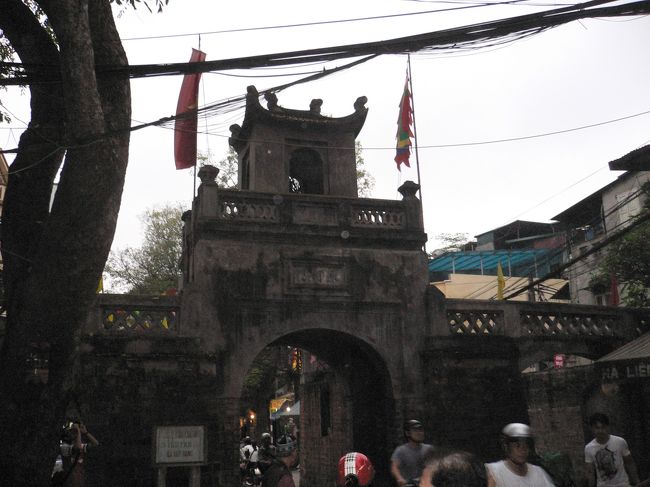 チェックイン後　ハノイから中部まで寝台列車で移動するので<br />日本で予約を頼んだＴＮＫにチケットを取りに行きます<br />旧市街の門　「東河門」が目印<br />ホテルから徒歩１０分弱　歩道はあってもバイクで一杯、ぶらぶら歩きは<br />できません