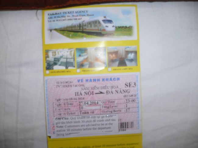 これが　鉄道の乗車券で　小さなパンフレットに付けてあります。<br />自分で駅で購入すると　１０５００００ドン位ですが　確実に手に<br />入れたかったので日本から予約を頼みました。<br />１枚に付き２０００円ほどの手数料が掛かるし、移動に時間が掛かるし<br />到着時間が遅れるのが普通だし　でも統一鉄道にはどうしても乗りたかったので。