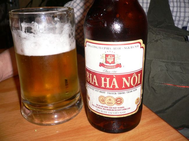 夕飯はホテルのそばの食堂で。<br />歩道にテーブルと椅子がでていますので座ると<br />お店の人がメニューを持ってきます<br />そりゃーとりあえずビールでしょ<br />２万ドン