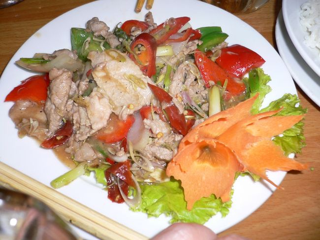 炒め物が大好きなダンナは　野菜と牛肉炒めとライス。<br />ハノイはどこもライスが大盛りでした<br />ちょっとピリ辛　６５０００ドン