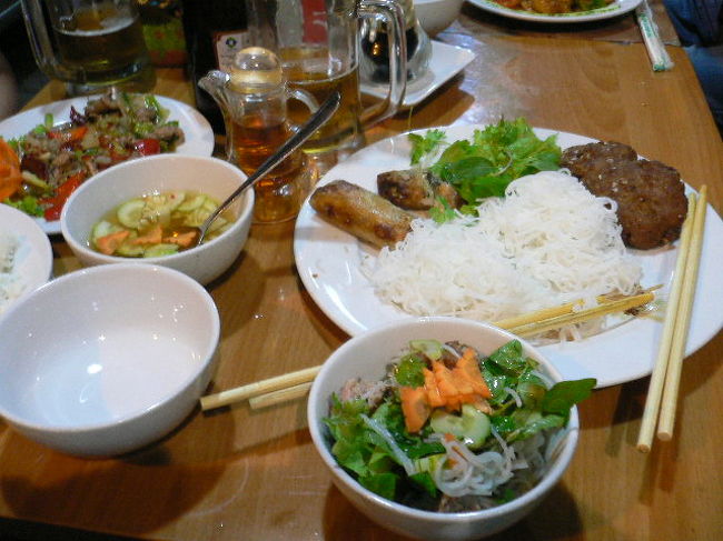 私はハノイ名物ブンチャー　６５０００ドン。<br />つゆと麺やらハーブ、揚げ物２種類が乗ったお皿が来ます。<br />好きなように食べようとしたら　お店の人が食べ方を<br />教えてくれます　と言うか好きなようには食べられないと言うか