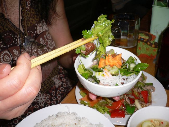 とにかく揚げ物も小さくして全部入れて一緒に食べるらしい<br />決してまずくないし、完食したけれど２度目ないと言うのが<br />個人的感想です