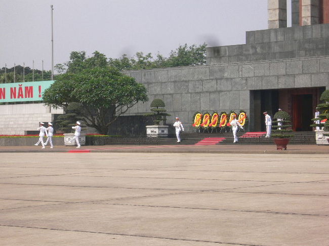 中はハンパなく冷えていて　うす暗く　<br />眠った様なホーチミンさんがライトアップされていて<br />ご遺体の四隅に微動だにしない兵隊さんが立っています<br /><br />あくまで個人的意見ですがもう本当の眠りにつかせてあげられればと思いました