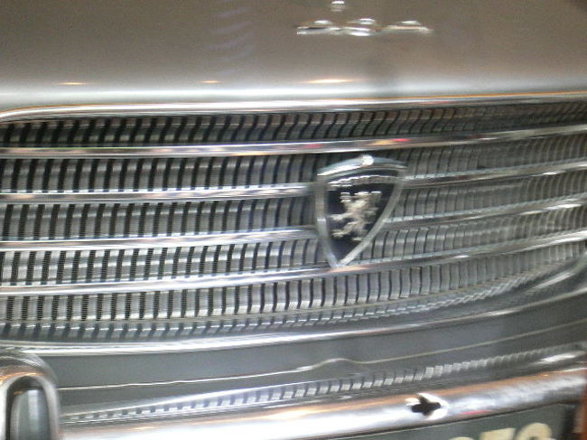 隣にあるホーおじさんの家です<br />廟を出て右に行けば　ここに入らなくても帰れます<br />入場料２５０００ドン<br />展示品の車はプジョーでした