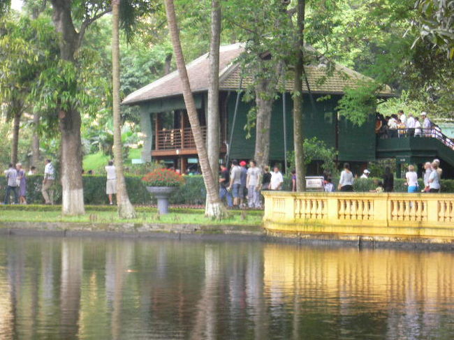 小さな湖の周りに家とか点在してます<br />