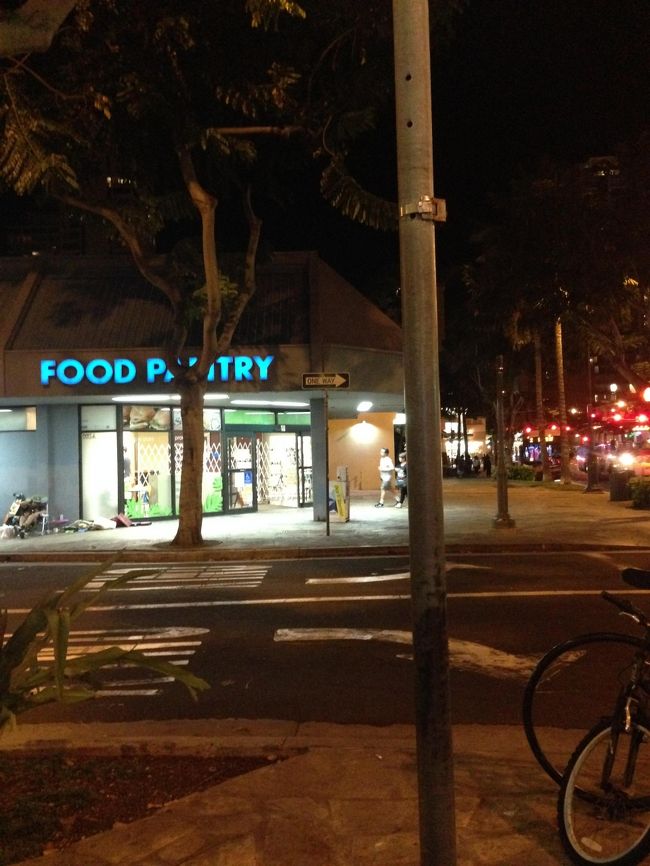 目的地は２４時間営業のスーパー！<br />『FOOD PANTRY』<br />輝いて見える・・！☆