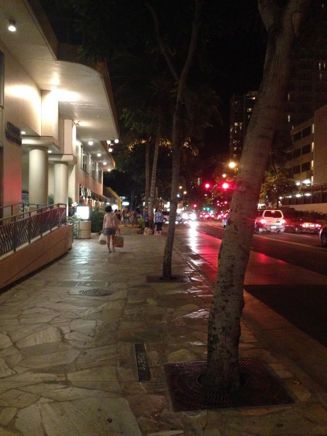 少し遅い時間に、クヒオ通りへ出かけました。<br />ホテルのあるカラカウア通りの明るさとはトーンが違っていました。<br />地元の若者たちも夜遊びしてる〜。<br />やや・・怪しげか？
