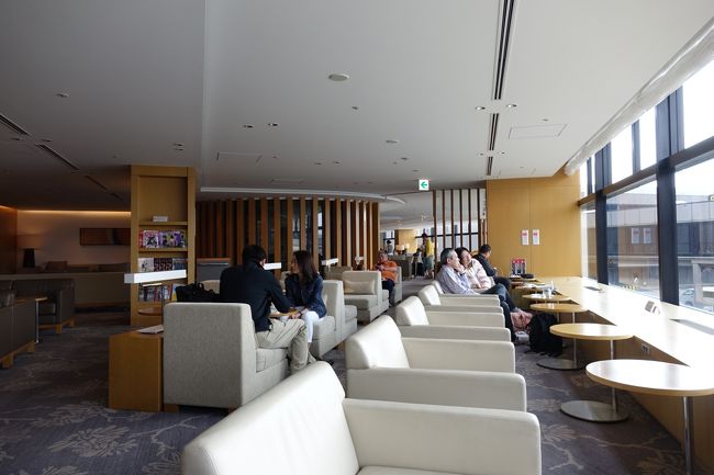 T2サテライトのサクララウンジで搭乗時間まで待ちます。