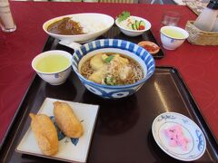 店内に入ると出汁のいい匂い。
僕は旬のタケノコ天ぷらそば定食、
妻は三ケ日牛カレーセットを注文。
どちらも美味しかった〜♪