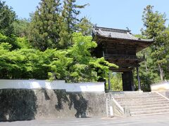 当初、行く予定にしていなかった宝福寺。
「紅葉の新緑が美しいそうですよ！」とレンタサイクルで
情報をいただいたので、行って見る事にしました。

雪舟にまつわるお寺だそうで、雪舟像があります。