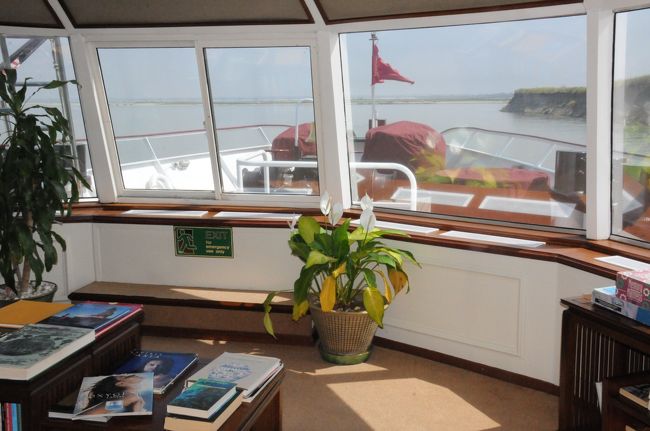 暑いときは空調の効いた展望ラウンジにいてもよい。