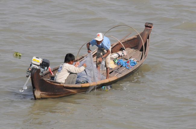 デッキから川を眺めていると飽きない。これは漁をする人たち・