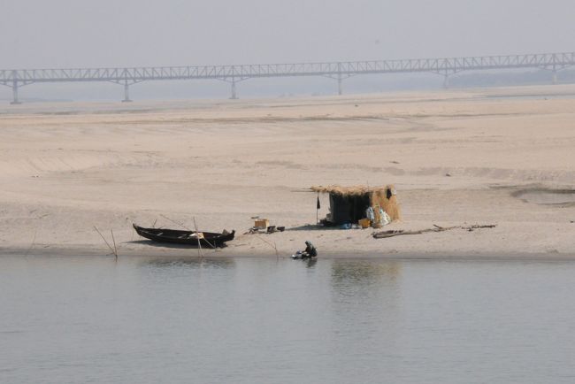 小屋の背後には巨大な橋。
