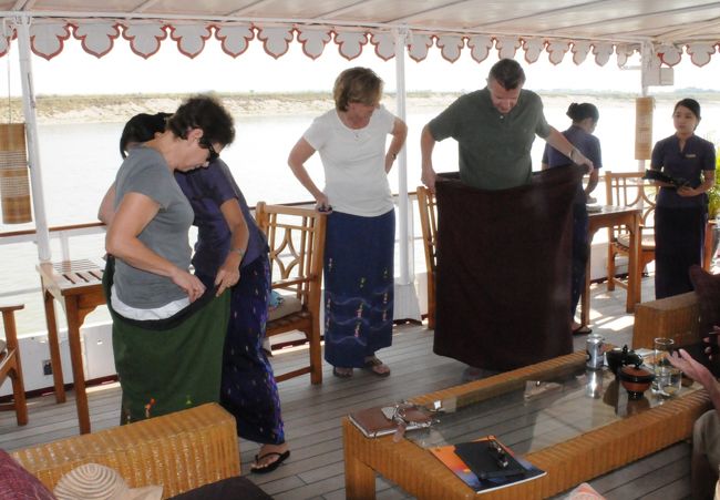 現地の衣装であるロンジーの巻き方の講習がはじまった。