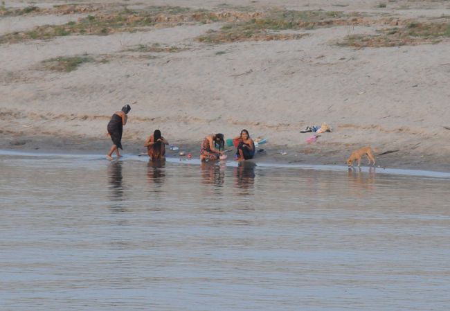 また、洗濯をする人たち。
