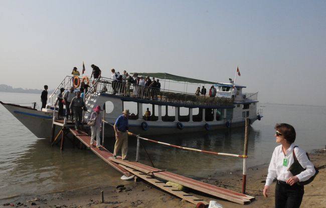 ２月１０日朝。船はMyin Muに到着した。川の水位が下がって浅瀬が現れたのでマンダレーまでは行けなくなったのだ。通常は２月下旬にこうなるらしいが、今年は少し早いようだ。<br /><br />はしけで上陸、そしてバスでマンダレーに向かった。