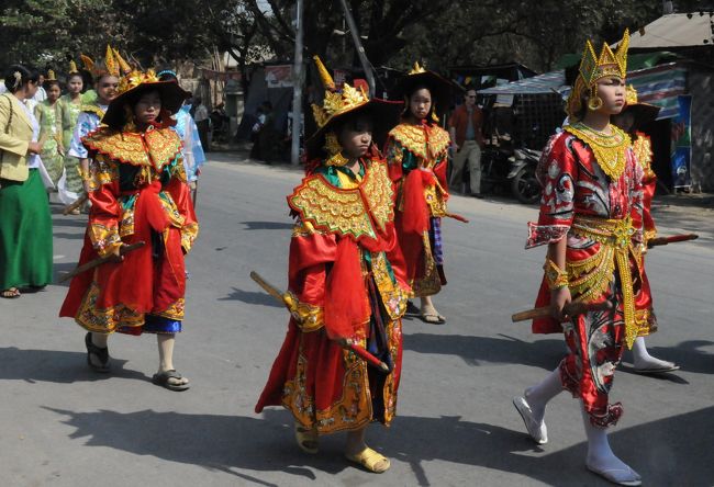 マンダレーの市内でパレードに遭遇した。