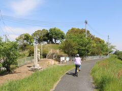 足守川を越えて惣爪塔跡手前を左に降りていきます。
ここから、は田園地帯を案内に沿って進んでいきます。
レンタサイクル屋でも、ここは間違えやすいので注意をするように言われました。