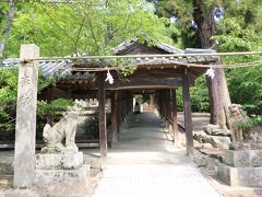 吉備津神社に到着。
前に一度来たことがあったのですが、？？こんな感じだったっけ？
そう、ここは正面入り口ではなかったのです。
回廊側からの入り口でした。