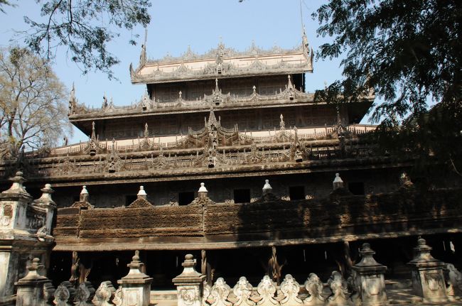 次はシュエナンドー僧院。チーク材で作られた建物が美しい。中の仏像もきれいだ。