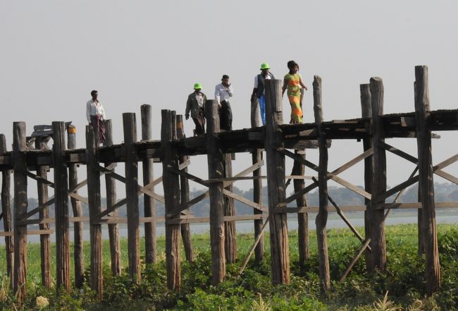 昼食後に、ウーペイン橋に。木造で絵になる橋である。さらに予定もあったが、疲れたという人がいて、そのまま船に帰った。
