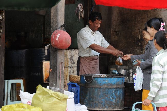 まず市場に行った。これは油の量り売り。