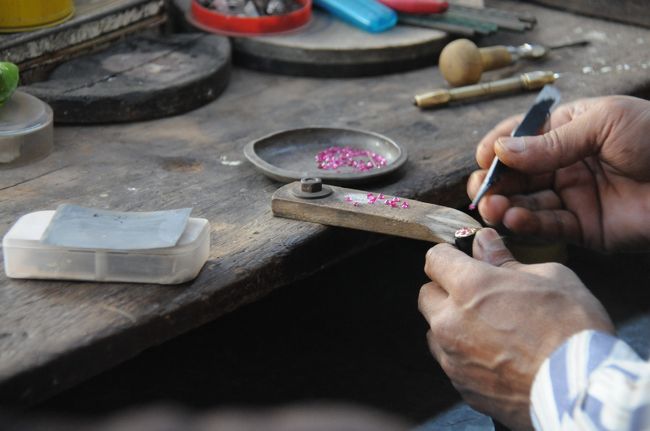 ルビーを使った細工物を作る仕事場。