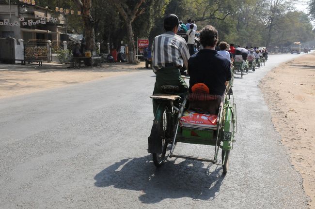 ２月１１日。いくつかのプランの中から選択できる日である。私たちは、それまで私たちの属するグループを案内してくれたガイドの勧めに従って、近場を選択した。<br /><br />午前中はMyin Muの観光。人口４万くらいの町である。<br /><br />交通手段は人力車のような三輪自転車。