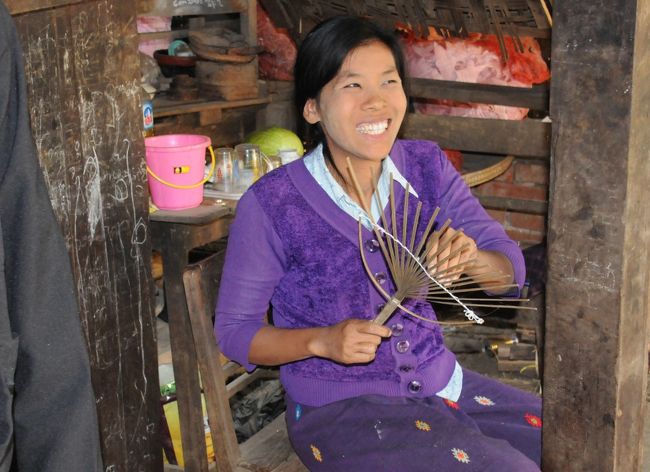 今度は団扇を作っている仕事場。働き者の娘さんだ。