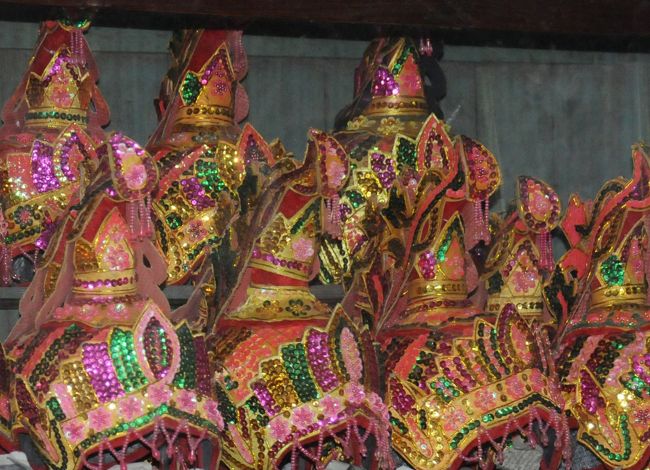 装飾用の帽子を作っている家。