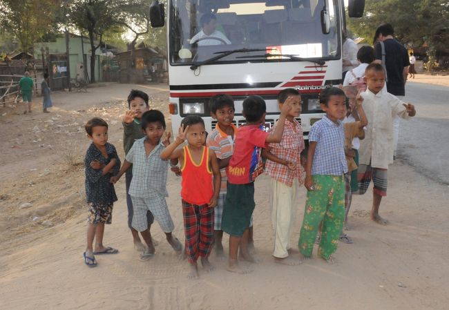仲良くなった子供たちが喜んでいる。不要になったミネラルウォーターをあげたからだ。