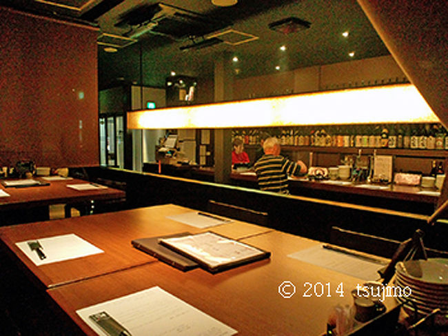 九州各地の焼酎が、一升瓶で揃っている店内。