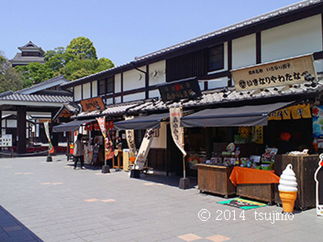 桜の馬場城彩苑。<br />頬当御門（熊本城入口）行の無料バスを待つ間、お店を覗いて時間つぶし。