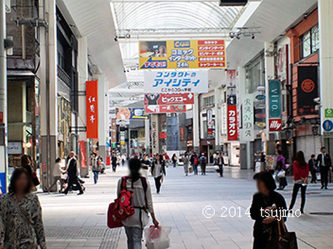 熊本県内最大のショッピングアーケード、「下通り商店街」。<br />熊本市電、通町筋駅から入って５０ｍ位、左側に赤い看板の「紅蘭亭」があります。