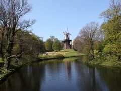 風車があるのは、1805年に造園されたブレーメンで一番古い公園です。ドイツには「風車街道」があり、この風車もその一部だそうです。