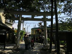 そのまま喧騒を避けるように御霊神社で鳥居江ノ電をパシャリ。