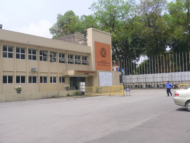 次は　「近いから」と言われて歩きで　<br />タンロン遺跡へ　世界遺産だそうです　入口です<br />入場料３万ドン