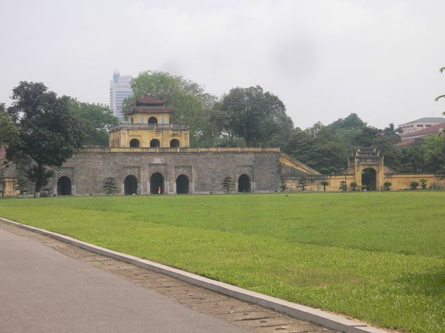 なんか広くて誰もいません<br />この左側には盆栽がずーっと並んでました<br />せっかく置いてあるのだからとチラチラ見て歩きましたが<br />植物は　食えるか食えないかの二種類しか興味がないダンナが<br />早く歩けとガンを飛ばすので　急ぎます