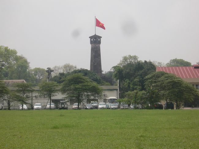 振り向くと国旗掲揚塔が見えます<br />夜はライトアップされるらしい　へー