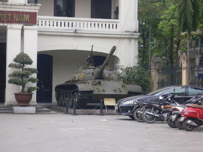 次です<br />また近いからと歩きます　べトナム軍事歴史博物館　３万ドン<br />あんまり興味ないしー<br />サイゴン陥落の時の戦車だそうです<br />なるほどね