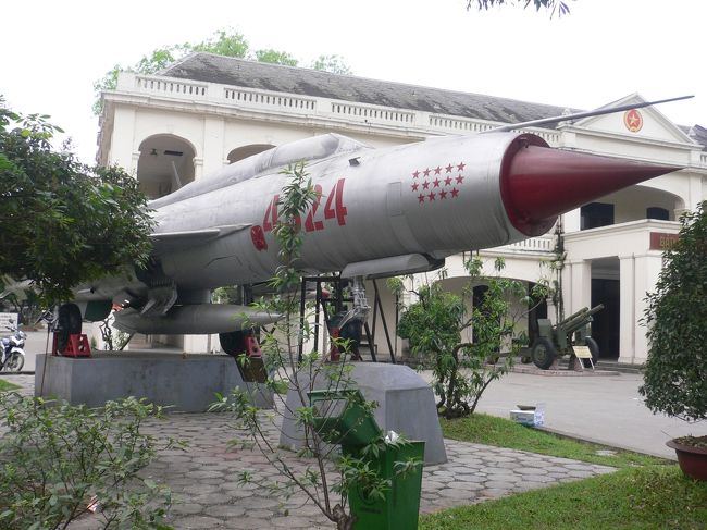 国宝のミグ２１戦闘機<br />雨ざらしの国宝<br />自由の国日本でアメリカ寄りの教育を受けた私としては<br />べトナムが社会主義を選んだ事や現在貧富の差があると言うのが<br />なんとなく納得がいきません<br />べトナムの人達はどう考えてるのかな